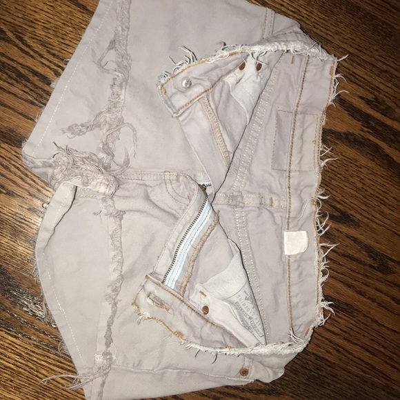 gray distressed levi jean shorts - Picture 3 of 3